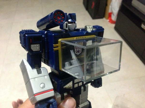 MP 13 Masterpiece Soundwave With Laserbeak Up Close And Personal Image Gallery  (22 of 54)